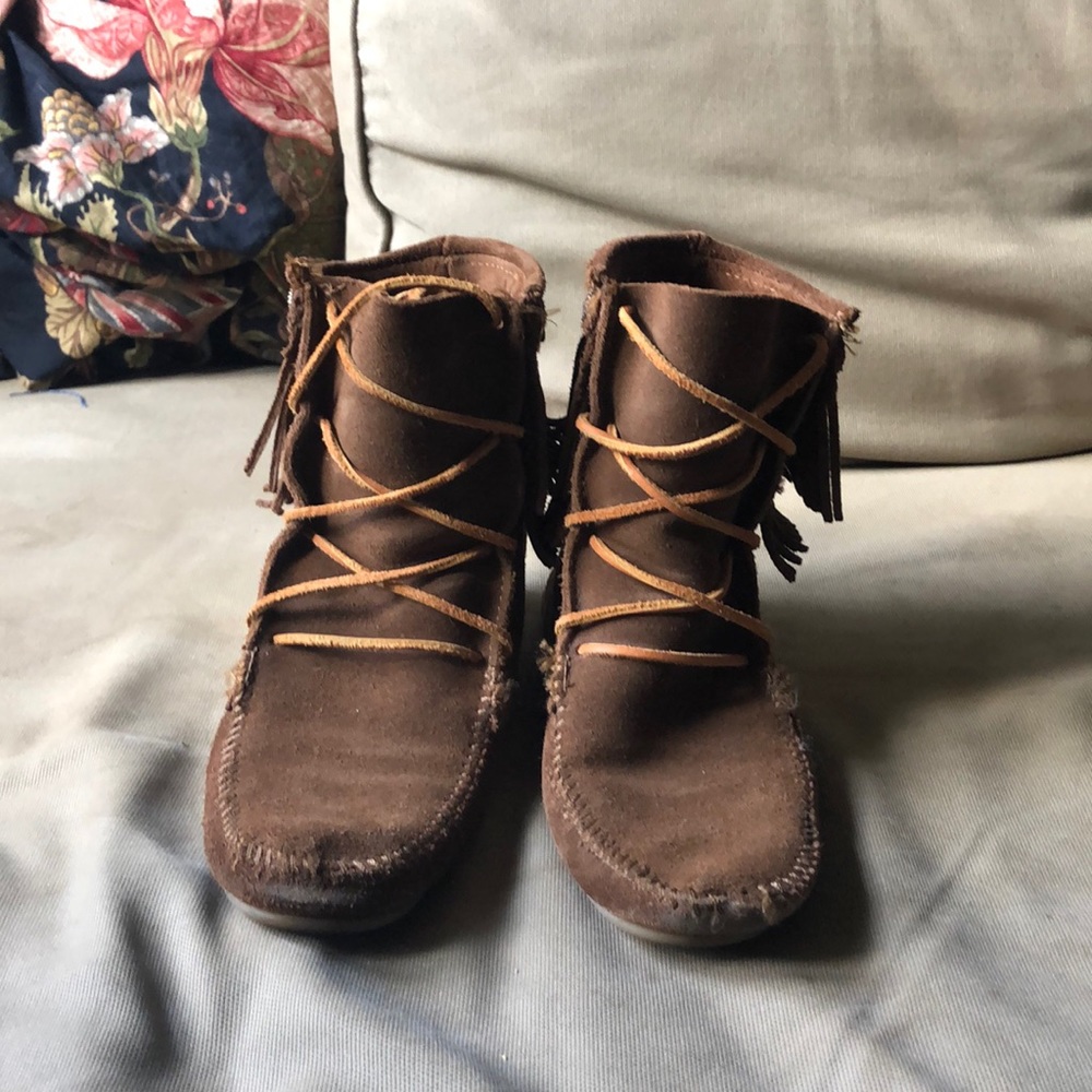 Minnetonka moccasins ankle boot with fringe